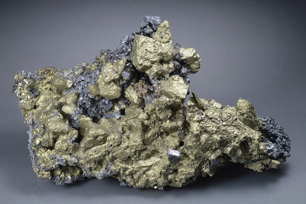 Chalcopyrite, Sphalerite, Galena, Quartz, Pyrite - floater