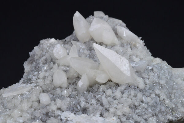 scalenohedral Calcite on host rock