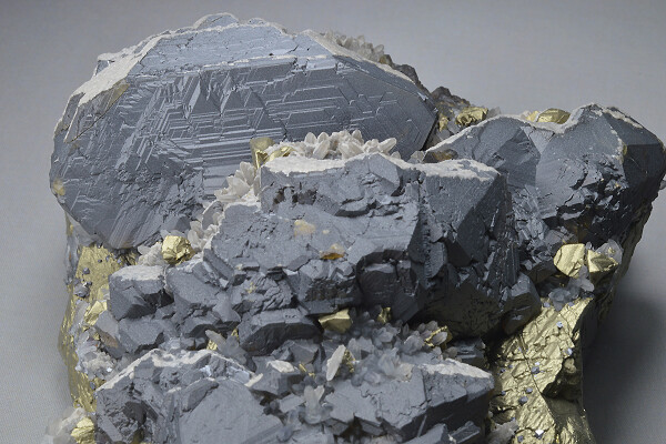 gem Sphalerite var.Cleiophane on Chalcopyrite, Quartz