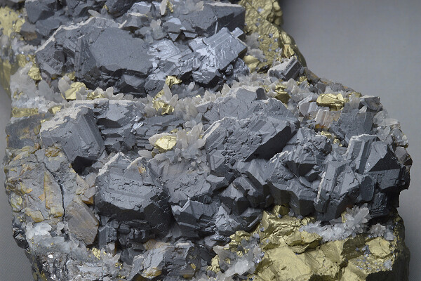 gem Sphalerite var.Cleiophane on Chalcopyrite, Quartz