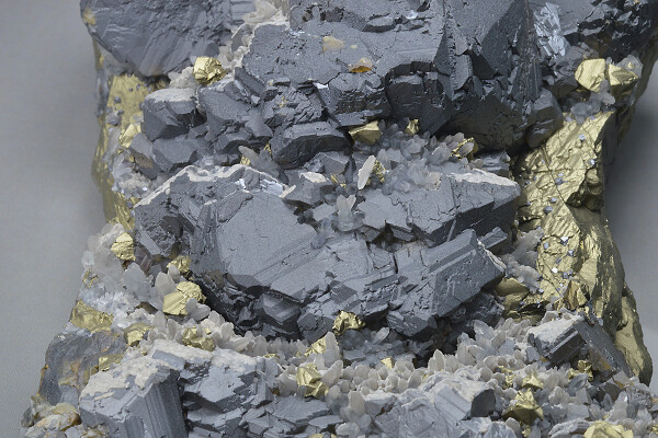 gem Sphalerite var.Cleiophane on Chalcopyrite, Quartz