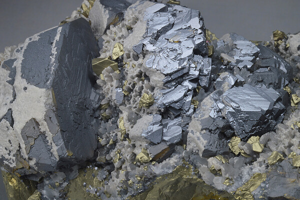gem Sphalerite var.Cleiophane on Chalcopyrite, Quartz