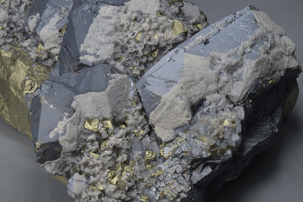 gem Sphalerite var.Cleiophane on Chalcopyrite, Quartz