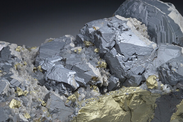 gem Sphalerite var.Cleiophane on Chalcopyrite, Quartz