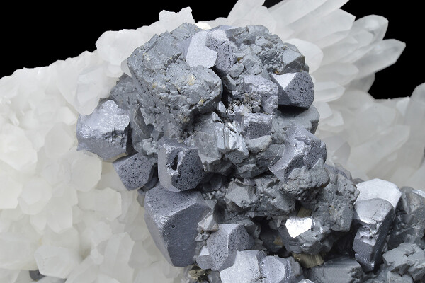 Galena, Cleiophane, Chalcopyrite on Quartz