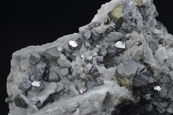 Cleiophane on Quartz, Galena, Chalcopyrite