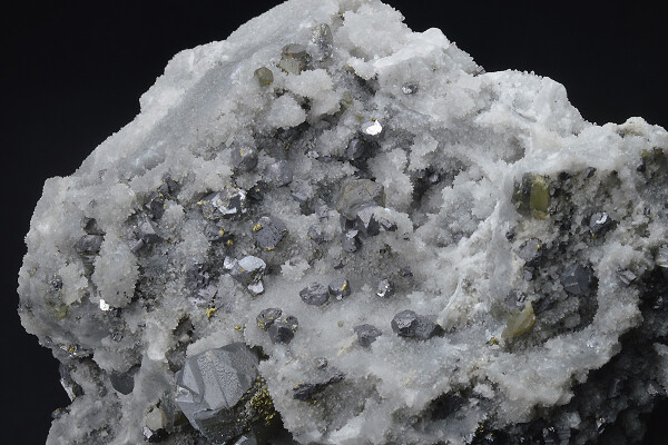 Cleiophane on Quartz, Galena, Chalcopyrite