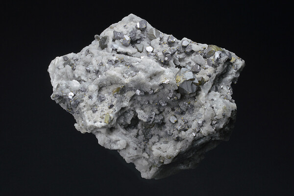 Cleiophane on Quartz, Galena, Chalcopyrite