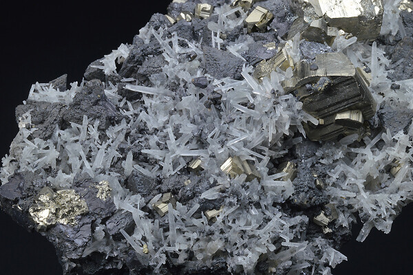 Pyrite, Quartz, Sphalerite, Chlorite - floater