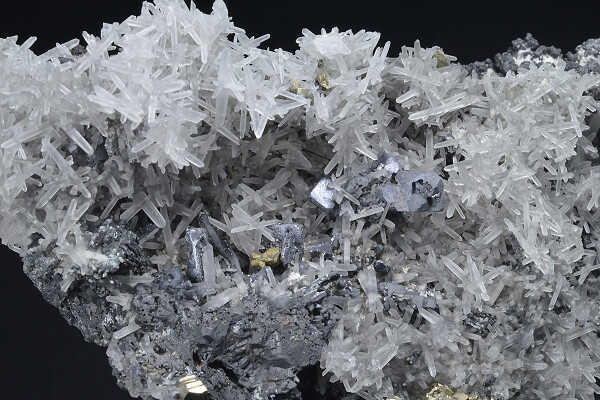 Quartz, Sphalerite, skeletal Galena, Pyrite, Chalcopyrite