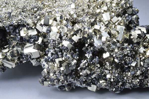 Pyrite, Chalcopyrite, Quartz, Sphalerite - floater