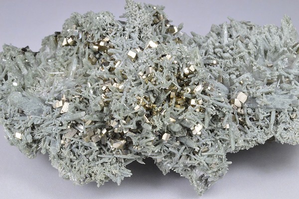 Pyrite, Quartz, Chlorite - floater