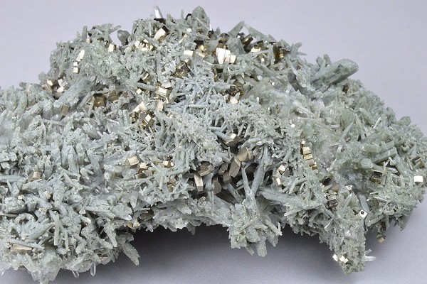 Pyrite, Quartz, Chlorite - floater