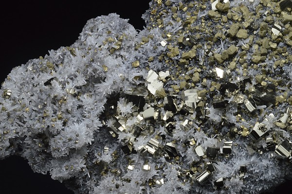 Pyrite, Chalcopyrite, Quartz, Sphalerite - floater