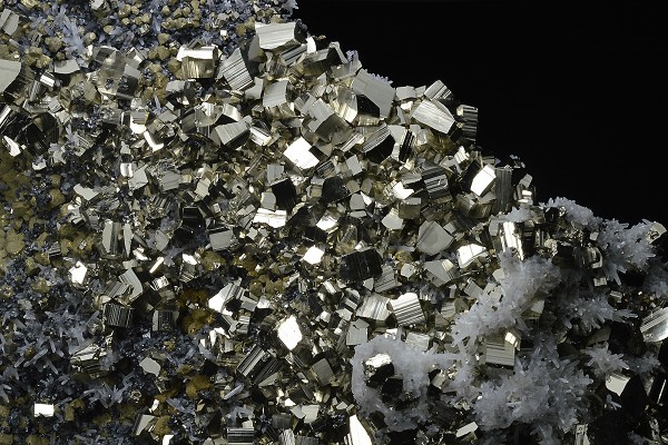 Pyrite, Chalcopyrite, Quartz, Sphalerite - floater