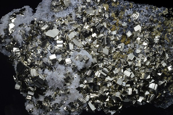 Pyrite, Chalcopyrite, Quartz, Sphalerite - floater