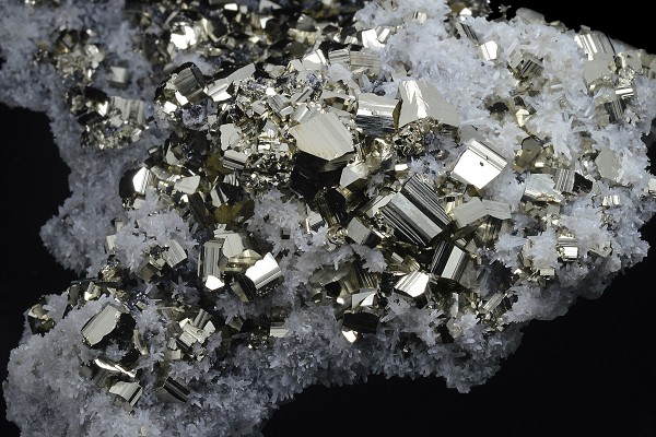 Pyrite, Chalcopyrite, Quartz, Sphalerite - floater