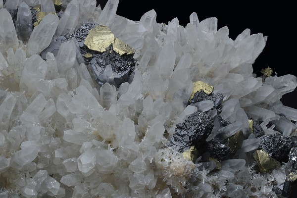 two generations Quartz, Chalcopyrite, Sphalerite