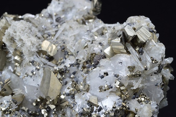Pyrite, Calcite, Quartz, Sphalerite - floater