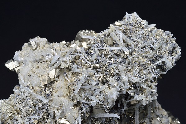 Pyrite, Calcite, Quartz, Sphalerite - floater